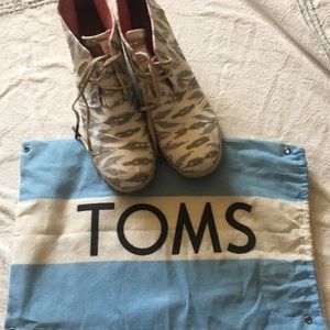 EUC. TOMS  3” wedges Women’s 9.5